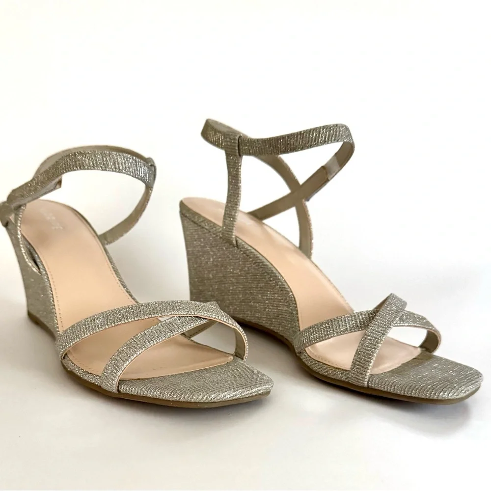 Marípe - Lexie Wedge Sandal in Silver - Size 9.5 - EUC